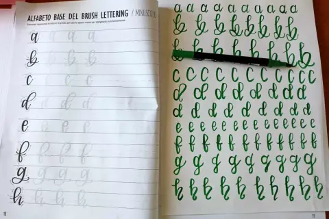 Esercitario di brush lettering con lettere minuscole, dalla "a" alla "h", per un lettering facile e fluido.