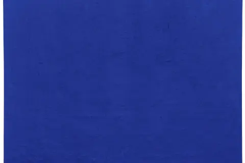 Superficie vibrante nel **klein blue**, con texture materica che evoca profondità e mistero.