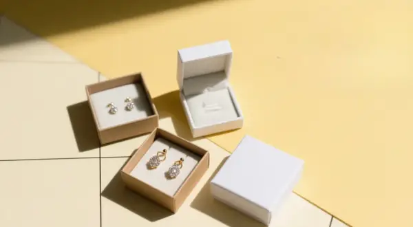 Orecchini scintillanti in scatole, un prezioso materiale che attende di essere indossato.