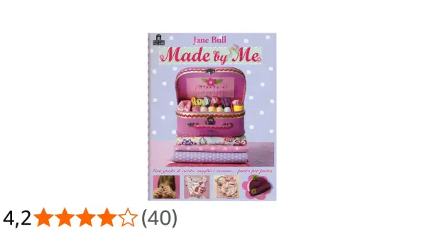 Copertina libro "Made by Me" di Jane Bull, con valigetta rosa piena di fili colorati, tessuti e accessori per cucito.
