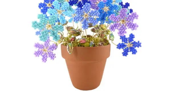 Un vaso di terracotta pieno di bellissimi fiori con perline facili, nei toni del blu, azzurro e viola.