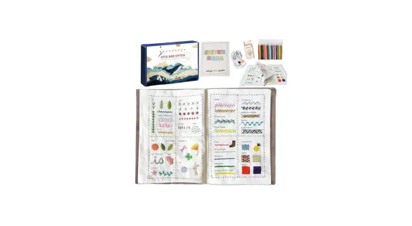 Kit per ricamo con libro di punti e campioni su stoffa a quadretti. Include fili colorati e aghi.