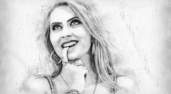 Volto disegno a matita di una giovane donna con lunghi capelli biondi, che si morde il labbro inferiore con un dito, guardando verso l'alto con un'espressione giocosa.
