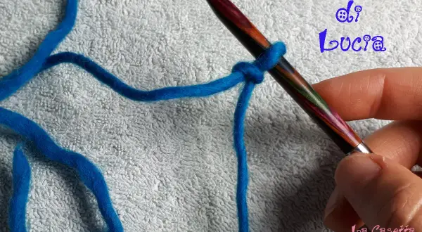 Impara come fare un cappio con questo filo blu e un ferro da maglia. Un nodo iniziale perfetto per ogni progetto.