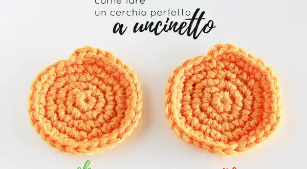 Due cerchi all'uncinetto arancioni, uno perfetto e uno con un bordo ondulato. Impara a fare un semicerchio uncinetto senza difetti.
