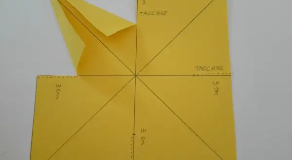 Cartamodello stella di natale di carta facile: foglio giallo con linee e indicazioni "tagliare" e "3 cm" per creare una decorazione natalizia.
