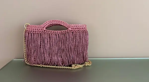 Borsa all'uncinetto con frange e catena dorata. Perfetta per chi cerca schemi di punti uncinetto per borse unici e alla moda.