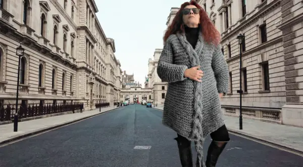 Donna con cappotto di lana grossa ai ferri, in una strada di Londra.