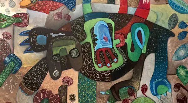 Un groviglio di forme astratte con vari tipi di marrone, verde, rosso e blu. Un occhio blu sporge da una testa scura.
