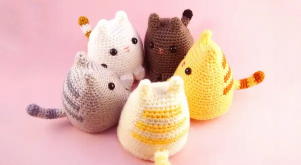 Cinque gattini all'uncinetto, perfetti per i lavori a maglia per la casa, con colori vivaci e dettagli adorabili.