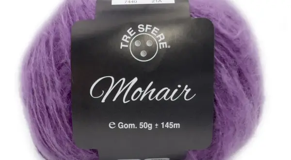 Gomitolo di lana mohair color lavanda, morbida e soffice, ideale per creare capi leggeri e caldi. La sua texture delicata non punge.