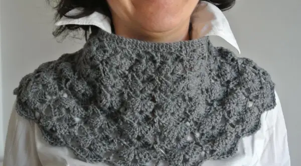 Scaldacollo ai ferri grigio con motivo a pizzo, perfetto per aggiungere un tocco chic al tuo outfit.