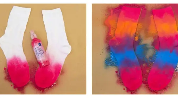 Calzini bianchi trasformati con spray tessile colorato. Un processo creativo per dipingere su stoffa con tempere normali, creando un effetto tie-dye vibrante.