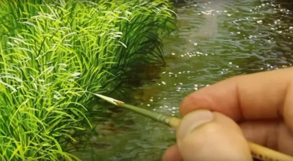 Un pennello finemente dipinge erba verde brillante e acqua scintillante, creando un paesaggio sereno.