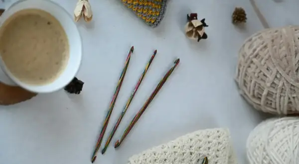 Uncinetto terapia: un caffè fumante, gomitoli di lana e ferri colorati, pronti per creare.