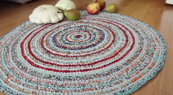 Tappeto uncinetto circolare con frutta e verdura di stagione.