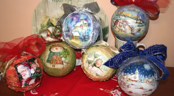 Palline natale decoupage con scene invernali, Babbo Natale e pupazzi di neve. Decorazioni uniche per un albero scintillante.