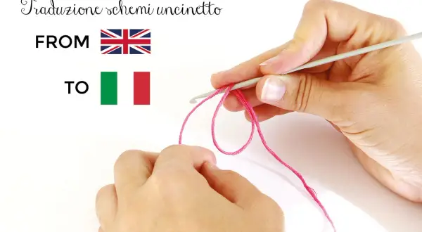 Traduzione schemi uncinetto: dall'inglese all'italiano. Mani che lavorano con un uncinetto e filo rosa.