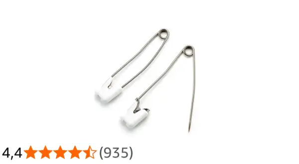 Due spilli da balia argentati con chiusura bianca su sfondo bianco.