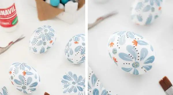 Uova di polistirolo decorate con fiori blu e arancioni, pronte per essere usate per creare decorazioni pasquali uniche.