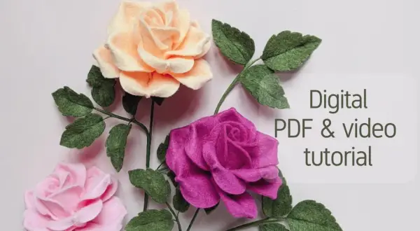 Tre rose in feltro: rosa, pesca e fucsia, con foglie verdi. Tutorial digitale PDF e video per creare la tua rosa in feltro.