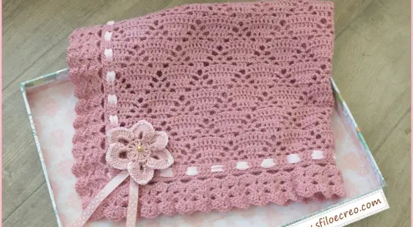 Copertina rosa all'uncinetto per carrozzina, con fiore e nastri. Schemi facili per creare un capolavoro.