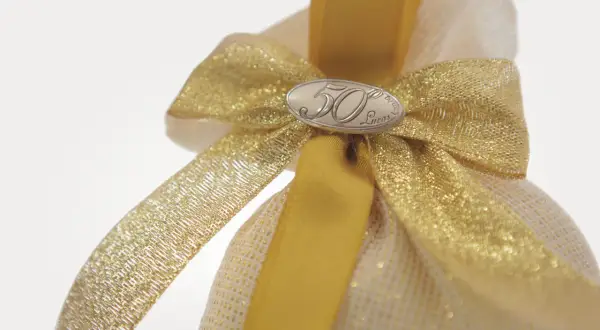 Fiocchi per bomboniere dorati, con medaglietta "50 Lucas", perfetti per celebrare un traguardo speciale.