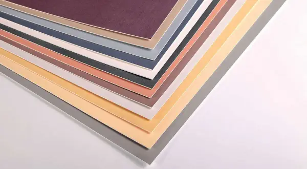 Fogli di carta per pastelli ad olio in varie tonalità: dal bordeaux al grigio, passando per arancio e blu.