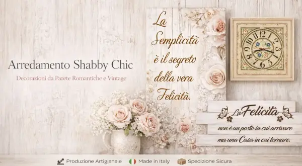 Arredamento Shabby Chic con scritte romantiche e floreali. Un orologio vintage e decorazioni da parete che evocano la felicità.