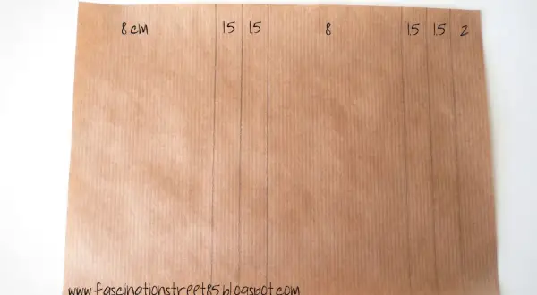 Carta da pacchi con linee tracciate e misure (8, 15, 15, 8, 15, 15, 2) per creare un modello busta lettera.
