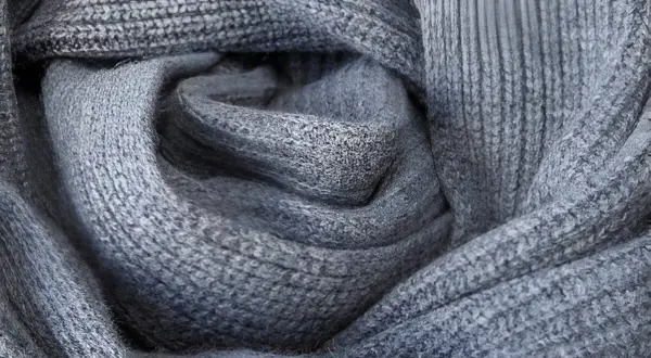 Tessuto morbido e caldo, un esempio di kid mohair cos'è: filato leggero e soffice, ideale per capi confortevoli.