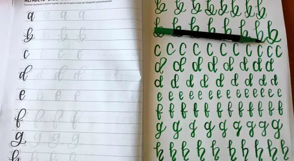 Esercitario di brush lettering con lettere minuscole, dalla "a" alla "h", per un lettering facile e fluido.