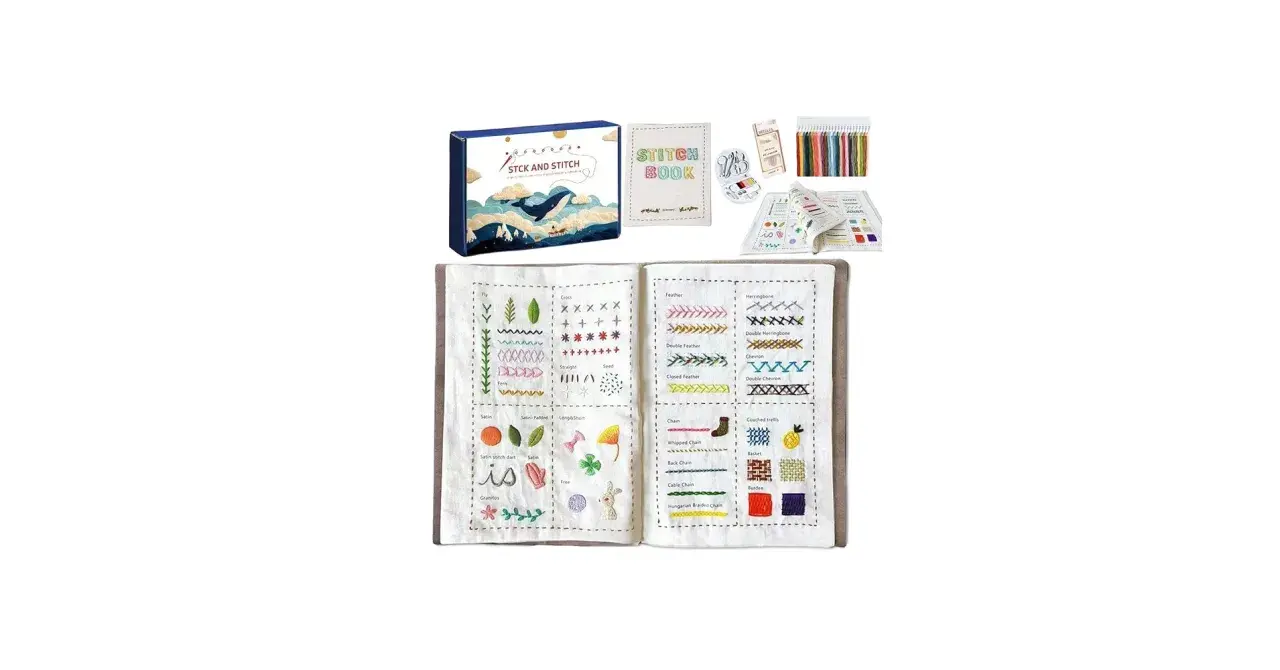 Kit per ricamo con libro di punti e campioni su stoffa a quadretti. Include fili colorati e aghi.