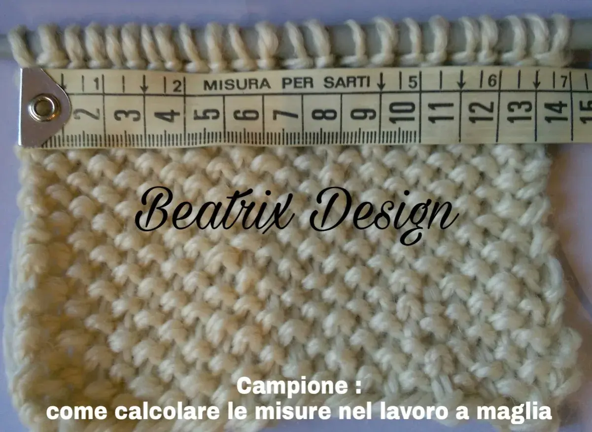 Campione di maglia con metro, per capire il dpn significato e come calcolare le misure nel lavoro a maglia.