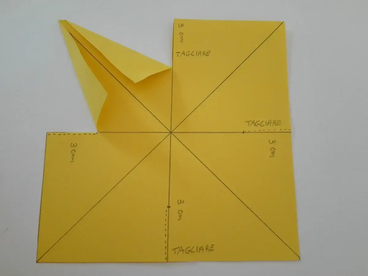 Cartamodello stella di natale di carta facile: foglio giallo con linee e indicazioni "tagliare" e "3 cm" per creare una decorazione natalizia.