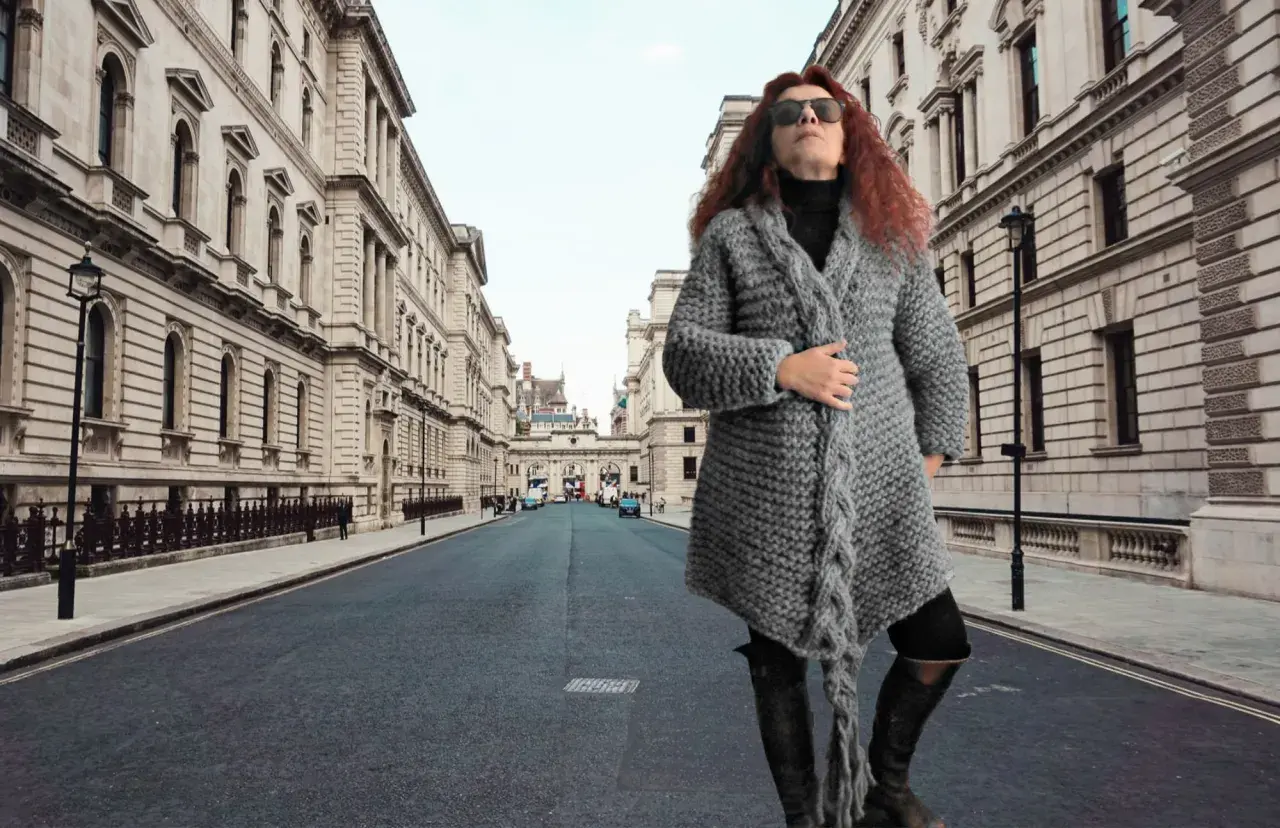 Donna con cappotto di lana grossa ai ferri, in una strada di Londra.