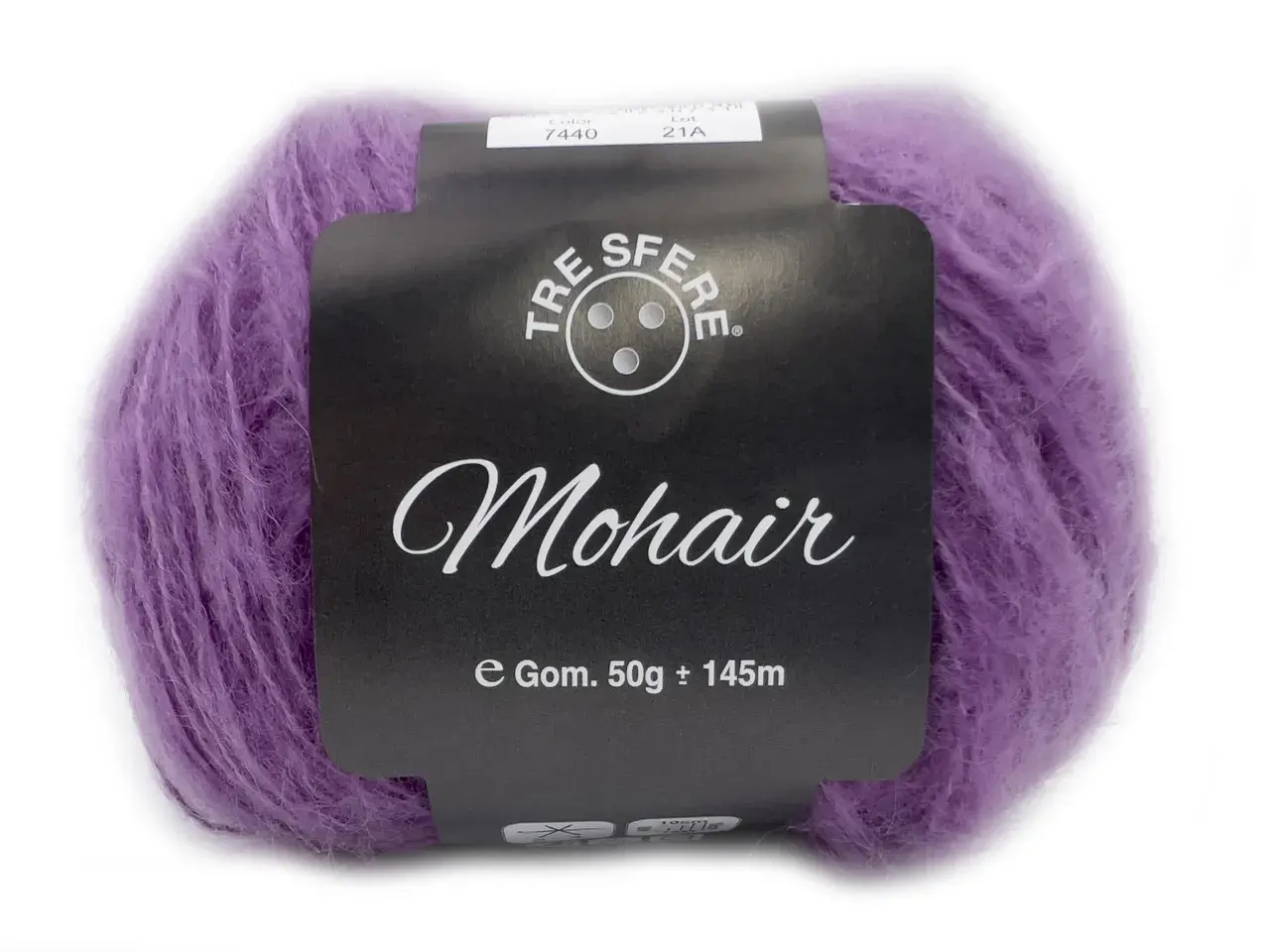 Gomitolo di lana mohair color lavanda, morbida e soffice, ideale per creare capi leggeri e caldi. La sua texture delicata non punge.