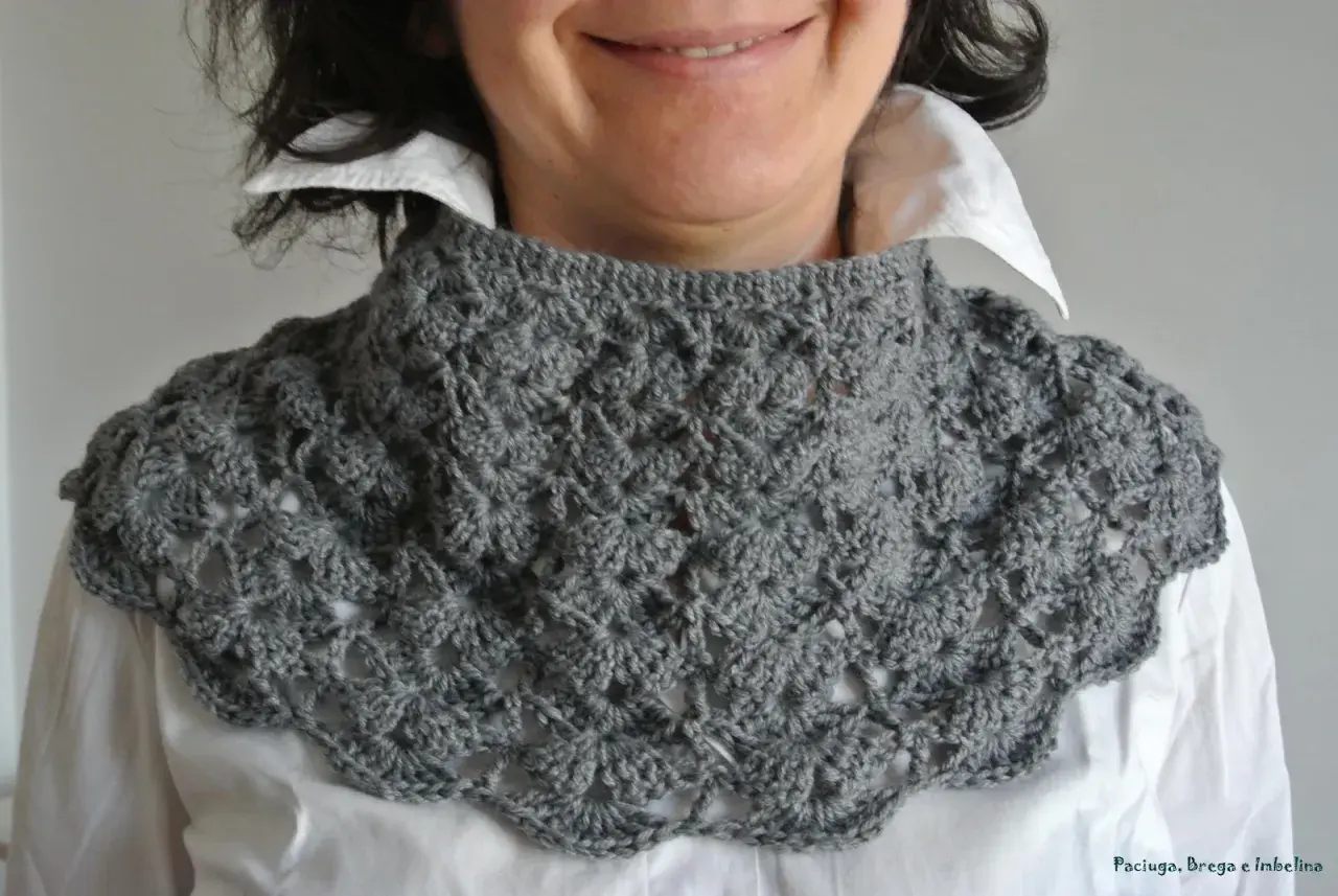Scaldacollo ai ferri grigio con motivo a pizzo, perfetto per aggiungere un tocco chic al tuo outfit.