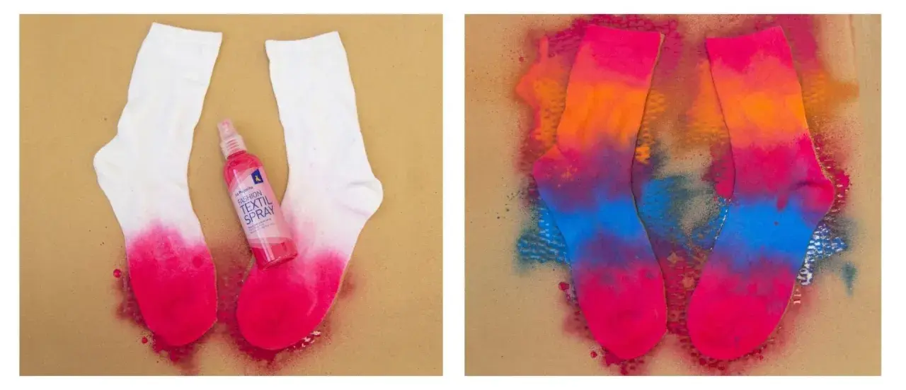 Calzini bianchi trasformati con spray tessile colorato. Un processo creativo per dipingere su stoffa con tempere normali, creando un effetto tie-dye vibrante.