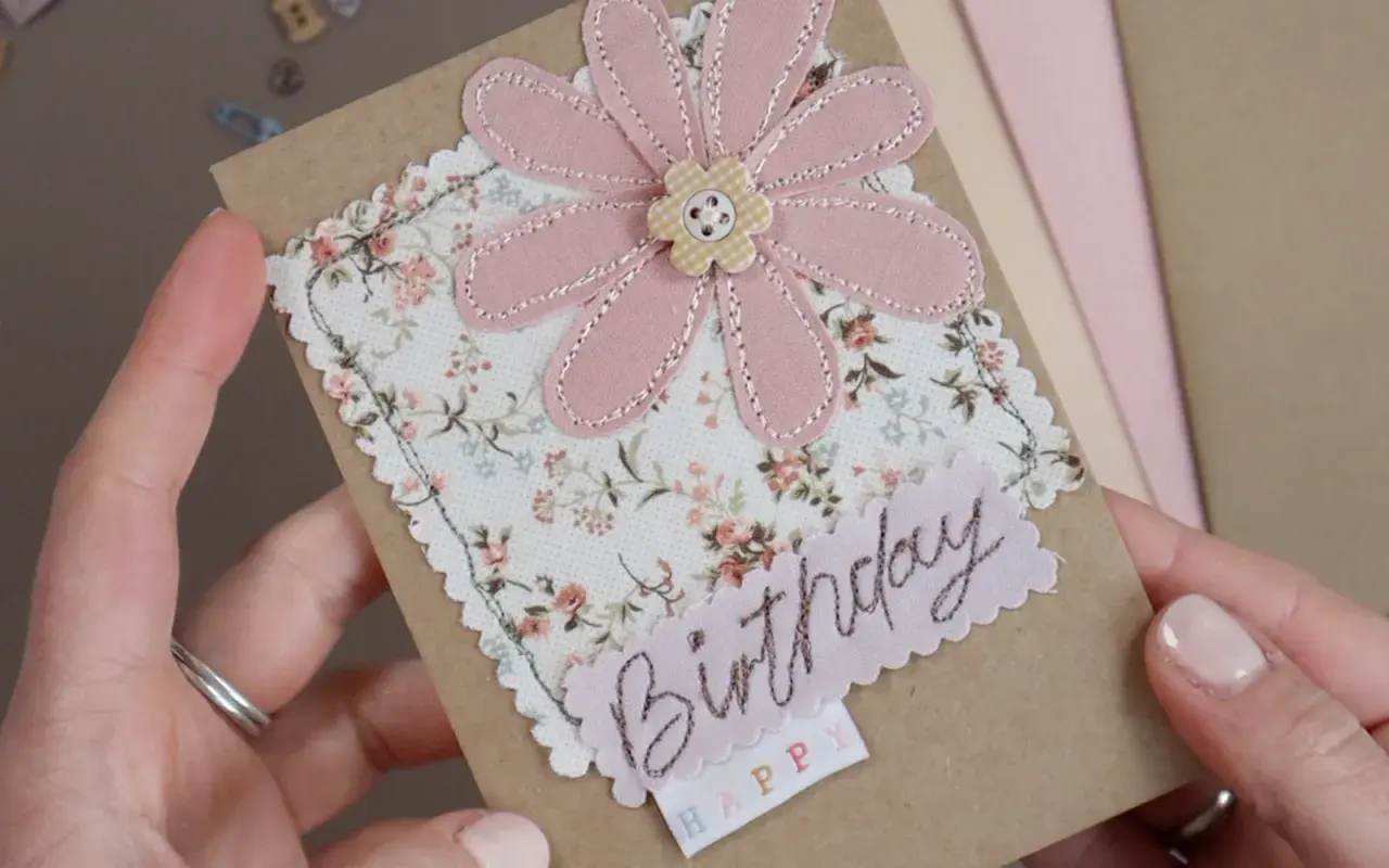 Biglietto d'auguri con fiore rosa in tessuto e scritta "Birthday". Perfetto per creare decorazioni per biglietti uniche e personalizzate.