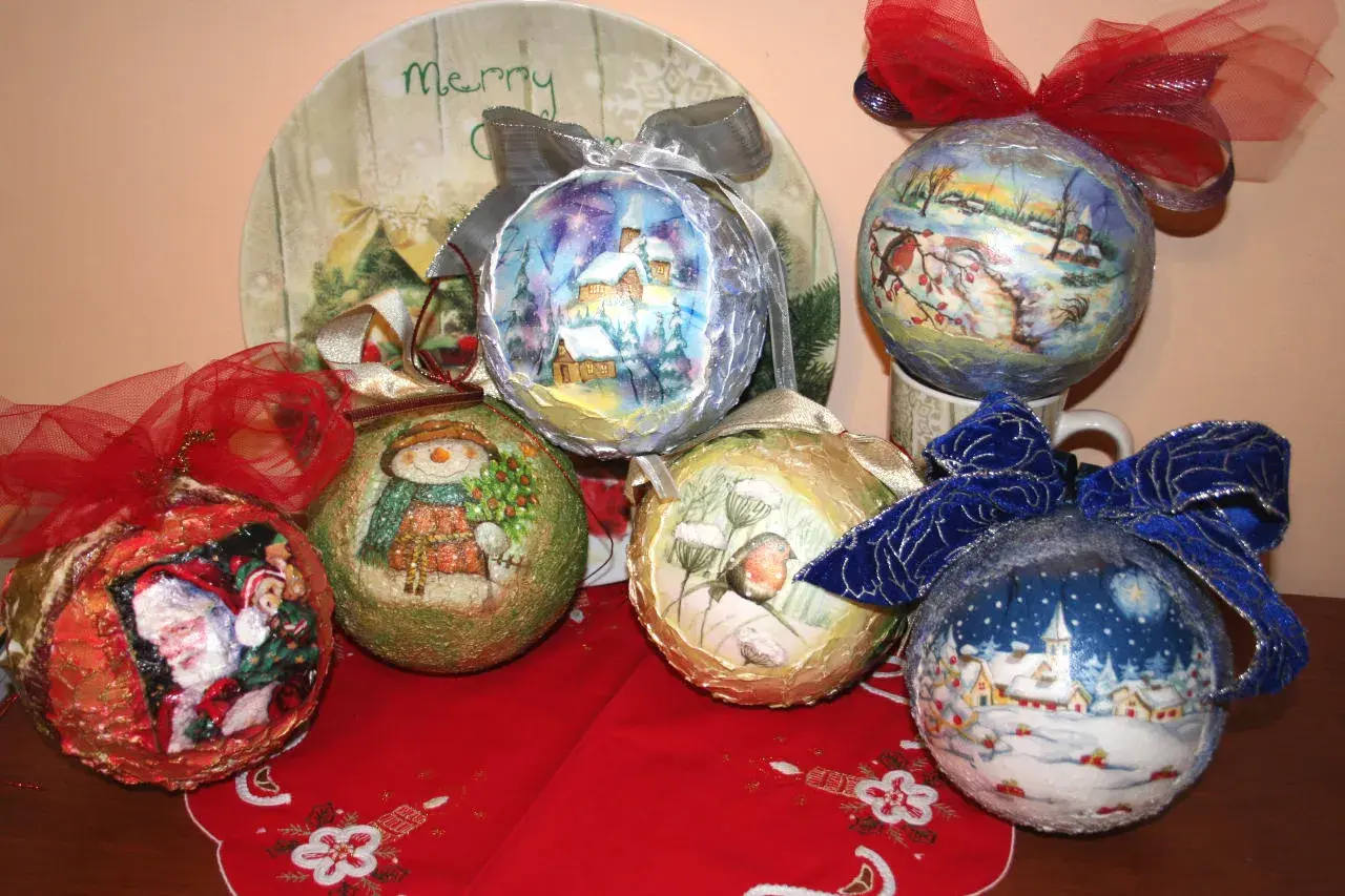 Palline natale decoupage con scene invernali, Babbo Natale e pupazzi di neve. Decorazioni uniche per un albero scintillante.