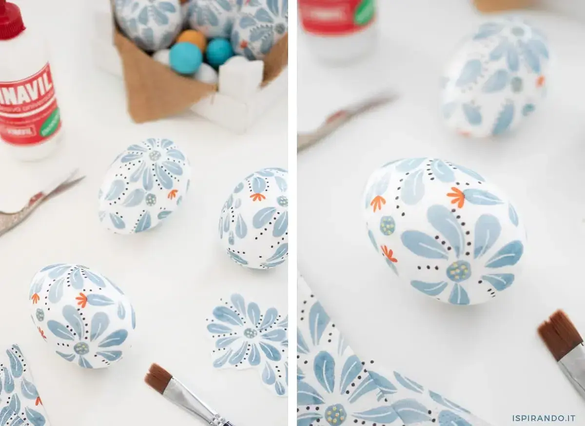 Uova di polistirolo decorate con fiori blu e arancioni, pronte per essere usate per creare decorazioni pasquali uniche.
