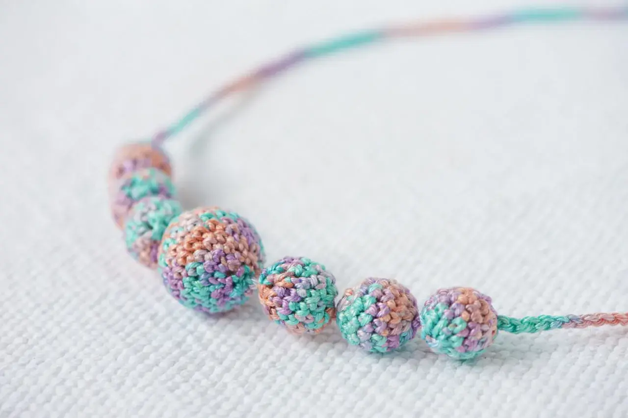 Collane all'uncinetto con perle colorate, perfette per chi cerca schemi gratis e idee creative.