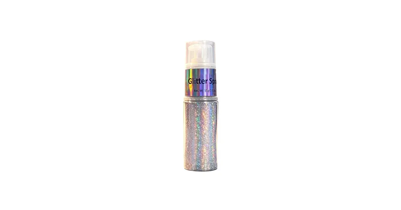 Flacone spray pieno di brillantini argentati, perfetto per dare un tocco scintillante a ogni occasione.