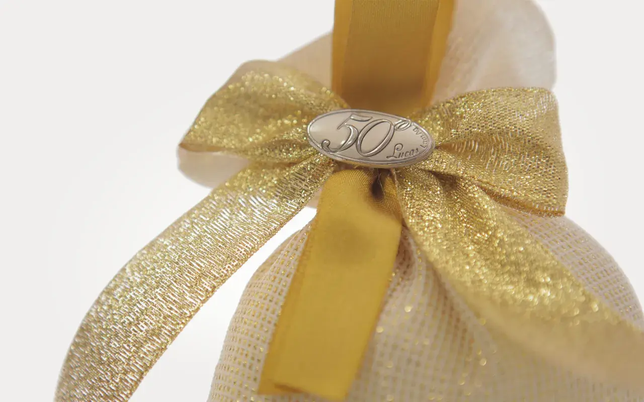 Fiocchi per bomboniere dorati, con medaglietta "50 Lucas", perfetti per celebrare un traguardo speciale.