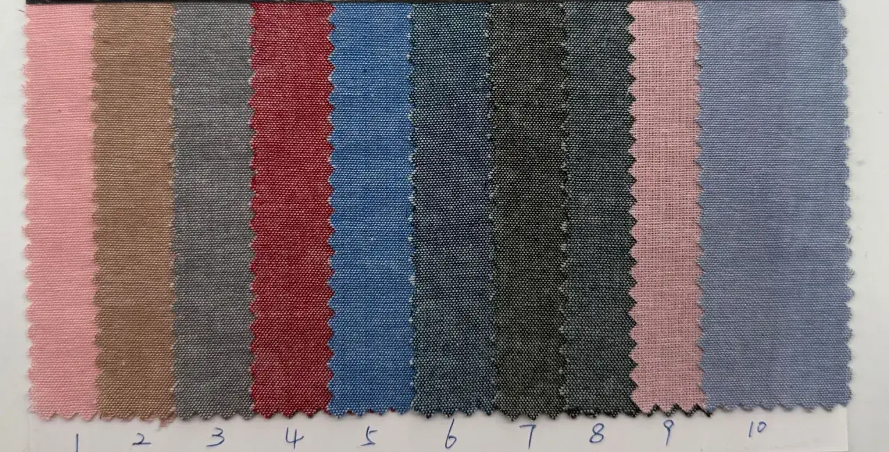 Campioni di tessuto cotone oxford in varie tonalità: rosa, beige, grigio, rosso, blu e nero.
