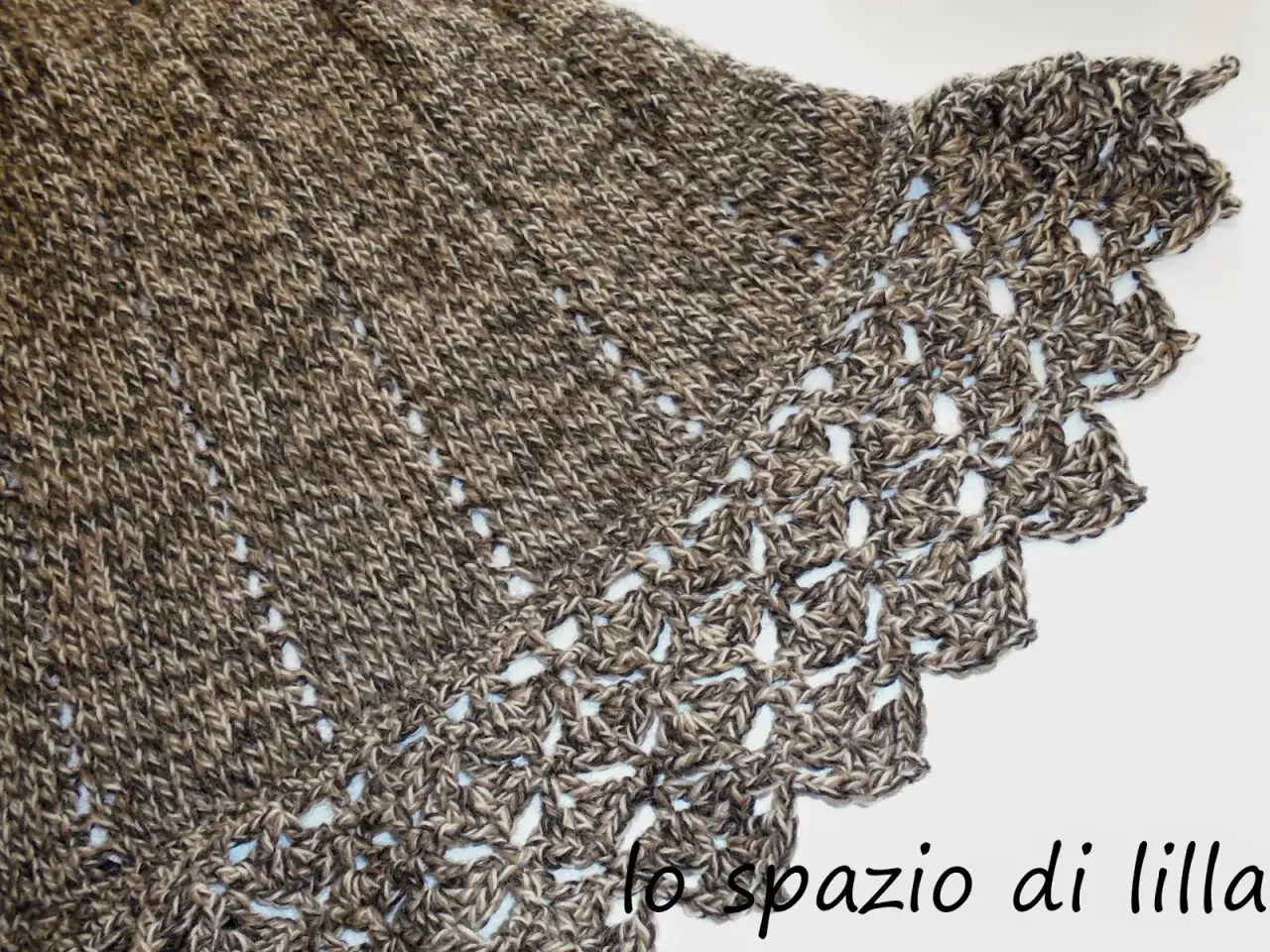 Mantella ai ferri con bordo all'uncinetto, filato screziato marrone e beige, un capo caldo e raffinato.