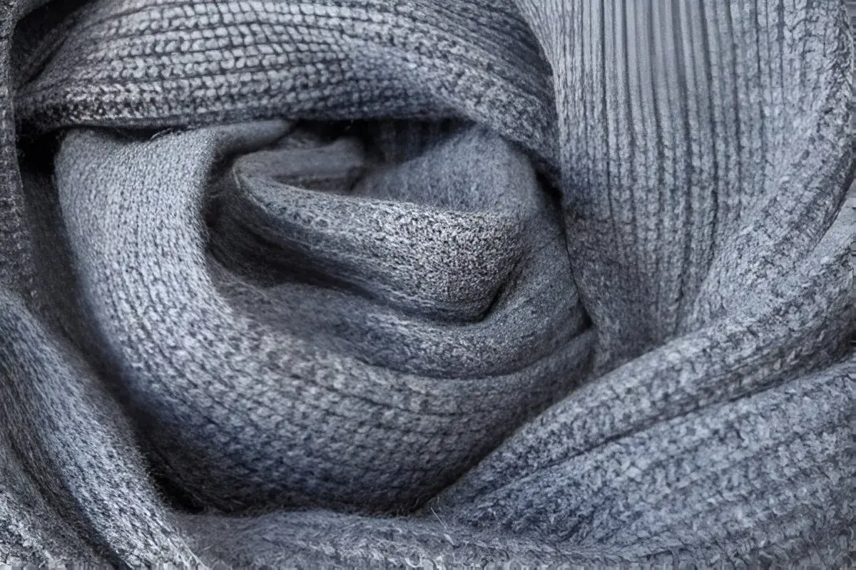 Tessuto morbido e caldo, un esempio di kid mohair cos'è: filato leggero e soffice, ideale per capi confortevoli.