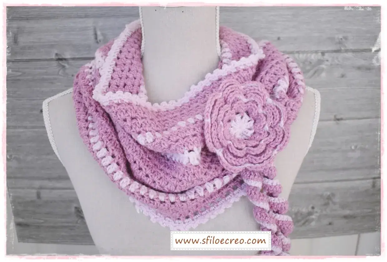 Uncinetto: scaldacollo rosa con fiore decorativo. Schemi per creare questo accessorio caldo e alla moda.
