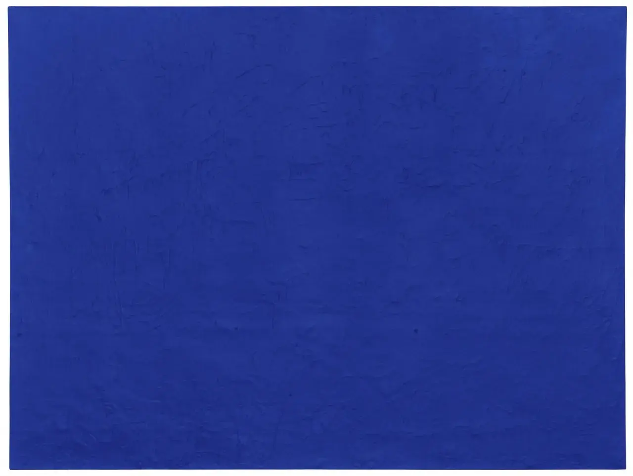 Superficie vibrante nel **klein blue**, con texture materica che evoca profondità e mistero.